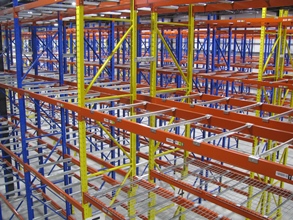Riduzione degli investimenti nei magazzini utilizzando i servizi specializzati della piattaforma logistica.
